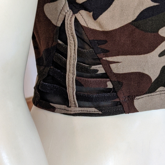 Super Soft Vented Camo Crop Top size Medium - Picture 2 of 6